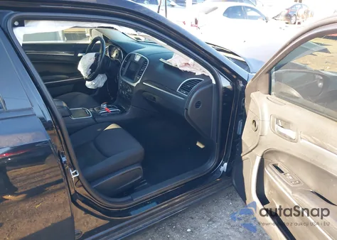 2019 Chrysler 300 Touring z USA, uszkodzony, nr VIN 2C3CCAAG8KH609863